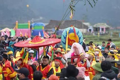 Hàng ngàn người tham dự Lễ hội rước Sinh thực khí Nam ở Lạng Sơn