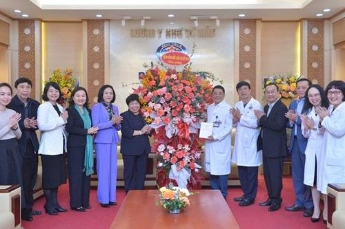Nhóm Nữ đại biểu Quốc hội chúc mừng Ngày Thầy thuốc Việt Nam tại Hà Nội