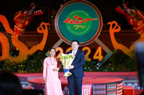 Tôn vinh vẻ đẹp của thi ca