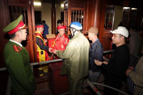 Công an tỉnh Hà Nam bảo vệ ANTT Lễ phát lương Đức Thánh Trần
