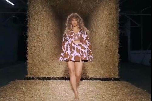 Beyoncé là nữ ca sĩ da màu đầu tiên đứng đầu Billboard