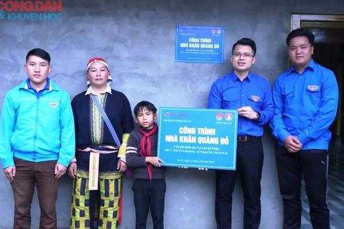 Trao nhà Khăn quàng đỏ cho học sinh có hoàn cảnh khó khăn ở Sa Pa