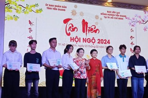 Trao 30 suất học bổng tặng sinh viên Tiền Giang đang học tập tại Thành phố Hồ Chí Minh