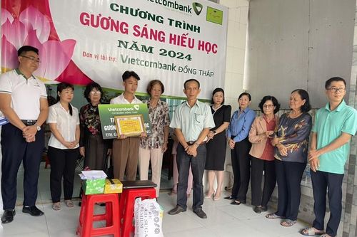 Hội Khuyến học tỉnh Đồng Tháp trao học bổng Gương sáng hiếu học tặng sinh viên Đinh Kiến Tường