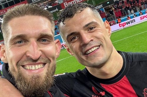 Sao Leverkusen giả vờ chấn thương, cả HLV Alonso cũng mắc lừa