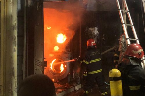 Cảnh sát cứu 1 trẻ 6 tháng tuổi và 2 người lớn thoát khỏi đám cháy trong đêm