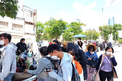 Người Đà Nẵng đội nắng xếp hàng nửa ngày mua vé xem 'Đào, phở và piano'