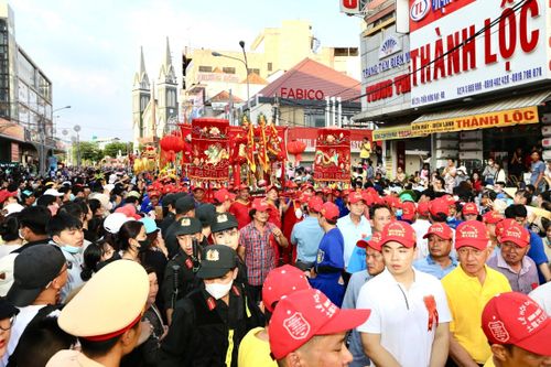 Hàng nghìn người rước kiệu Bà Thiên Hậu Bình Dương