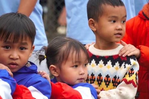 Học sinh Thủ đô tặng quà cho trẻ em miền núi