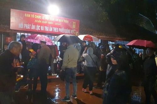 Có gì trong tờ giấy điệp đóng dấu ấn đỏ ở đền Trần mà ai cũng muốn đến xin vào dịp Rằm tháng Giêng?