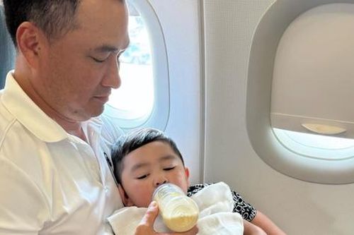 'Bố bỉm sữa' Chi Bảo tự chăm con khi du xuân cùng đại gia đình