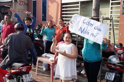Rằm tháng Giêng ở một tỉnh miền Nam có 'lễ hội miễn phí': Phát miễn phí mọi thứ, xe ôm cũng không mất tiền
