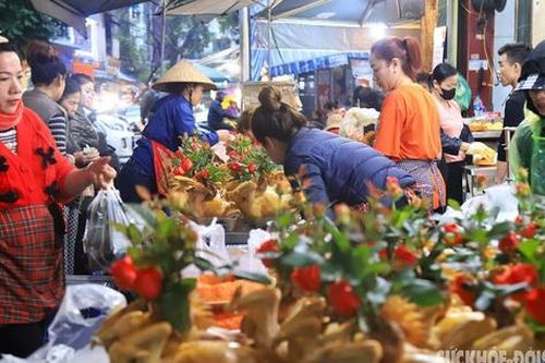 Người Hà Nội đội mưa rét tất bật sắm lễ cúng Rằm tháng Giêng
