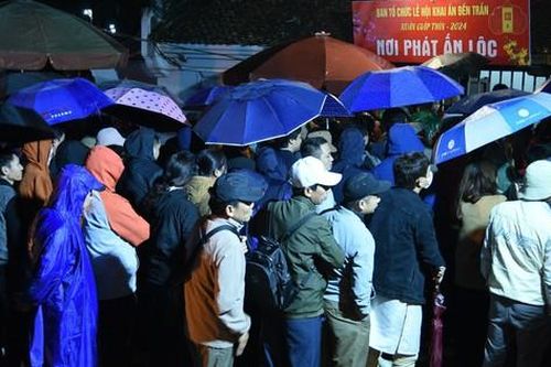 Đội mưa, xếp hàng suốt đêm xin ấn đền Trần 2024