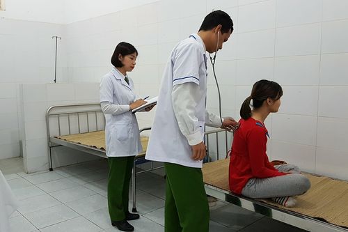 Nhân ngày Thầy thuốc Việt Nam 27-2: Chuyện của những người khoác áo blouse trắng bên ngoài song sắt