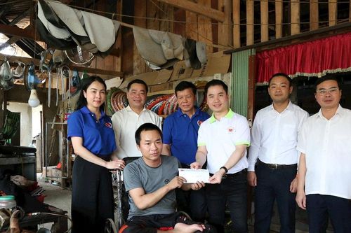Trao quà cho người khuyết tật, trẻ mồ côi, người yếu thế có hoàn cảnh khó khăn