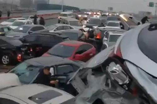 100 ôtô đâm liên hoàn, xếp chồng trên cao tốc Trung Quốc