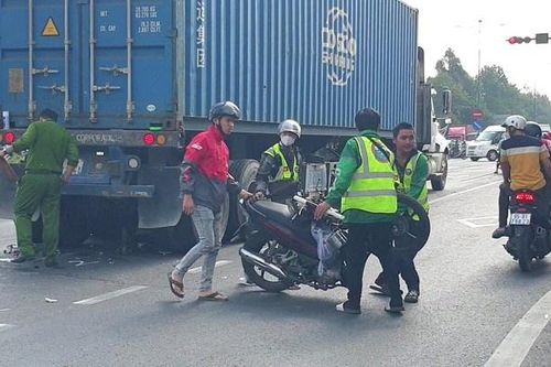 Tông vào đuôi xe container, nam công nhân tử vong