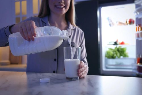 Những người không nên uống sữa vào buổi tối