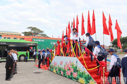 Thanh niên Quảng Ngãi nô nức lên đường nhập ngũ