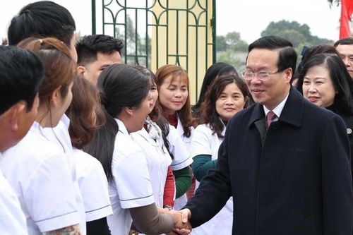 Chủ tịch nước Võ Văn Thưởng thăm, chúc mừng cán bộ, y bác sĩ, nhân viên y tế tại huyện Thanh Liêm, Hà Nam