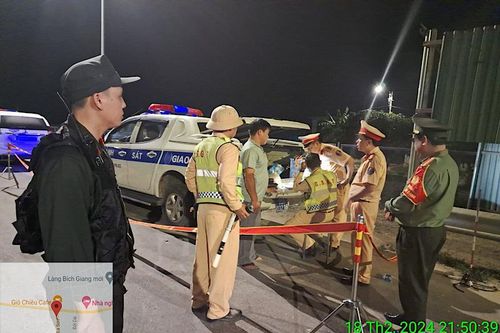 Cảnh sát giao thông hóa trang tuần tra, ghi hình tài xế vượt ẩu trên cao tốc Cam Lộ-La Sơn