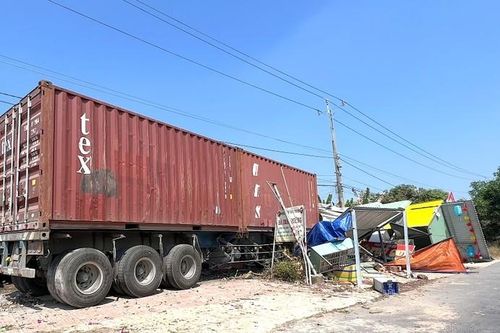Tây Ninh: Xe container mất lái lao vào nhà dân khiến nhiều người hoảng loạn