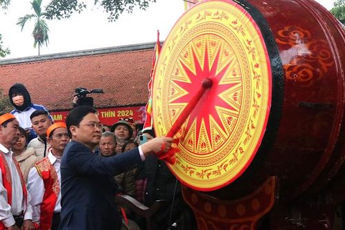 Hàng nghìn du khách dự khai hội Kinh Dương Vương tại Bắc Ninh