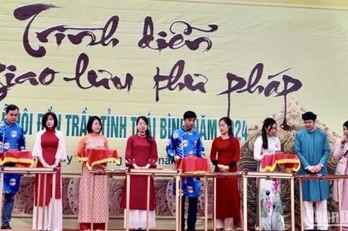 Biểu diễn thư pháp trong Lễ hội đền Trần Thái Bình