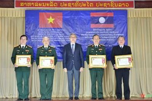 Trao Huân chương Tự do của nước CHDCND Lào tặng Ban Bảo vệ, chăm sóc sức khỏe cán bộ Trung ương và Bệnh viện Trung ương Quân đội 108