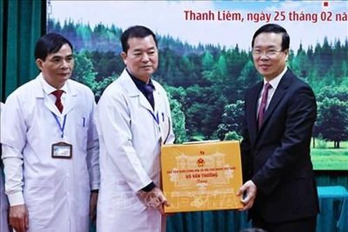 Chủ tịch nước Võ Văn Thưởng thăm, chúc mừng các y, bác sĩ tại tỉnh Hà Nam