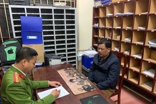 Xử lý lái xe khách lạng lách, đâm vào đuôi xe Cảnh sát giao thông