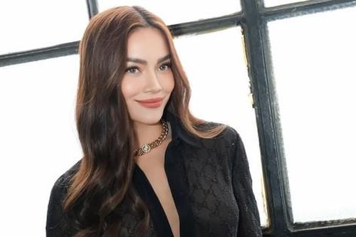 Hồ Ngọc Hà 'gây bão' cõi mạng khi diện váy xuyên thấu khoe triệt để đường cong quyến rũ tại trời Âu