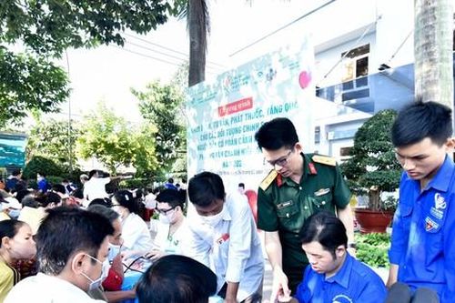 Đoàn y, bác sĩ trẻ Bệnh viện Quân y 175 khám, cấp thuốc, tặng quà cho người dân Q. 12