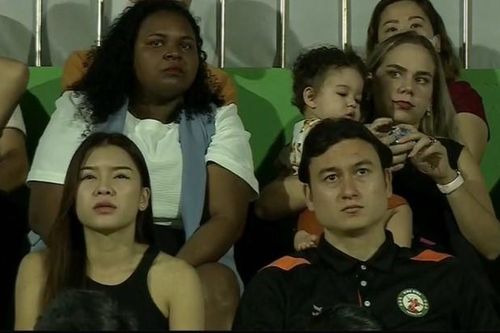 Không còn 'né', bạn gái Đặng Văn Lâm thoải mái công khai bên nhau