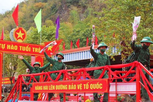 Gần 2.000 tân binh Hòa Bình nô nức lên đường nhập ngũ