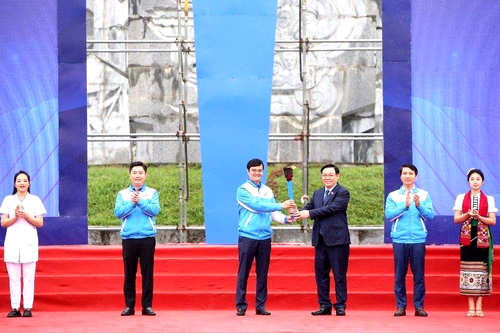 Chủ tịch Quốc hội Vương Đình Huệ dự Lễ phát động Tháng Thanh niên năm 2024 và Tết trồng cây 'Đời đời nhớ ơn Bác Hồ' tại Nghệ An