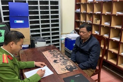 Tài xế vượt quá tốc độ bỏ chạy, tông vào xe Cảnh sát giao thông