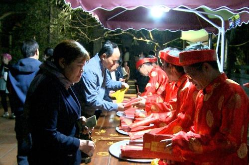 Xin ấn đền Trần với cái tâm thư thái