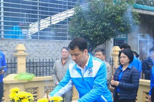Bí thư T.Ư Đoàn Ngô Văn Cương dâng hương tri ân liệt sỹ Nguyễn Phong Sắc