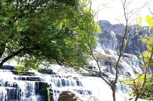 Giới trẻ tấp nập đi lễ chùa, trẩy hội tình yêu ở thác Pongour