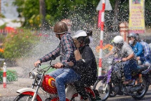 Người đi đường bất ngờ vì bị tạt nước