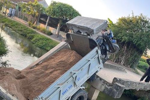 Cầu 40 năm tuổi ở Bình Định đổ sập khi xe lôi chở cát đi qua