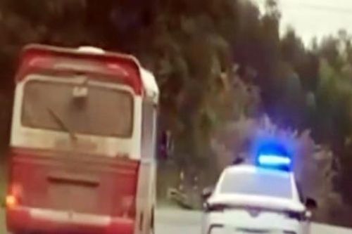 Lái xe khách lạng lách, đâm vào đuôi xe cảnh sát giao thông