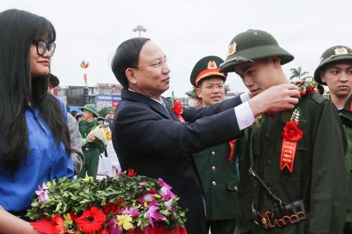 Tân binh tốt nghiệp đại học, cao đẳng tăng, nhiều 'bóng hồng' nhập ngũ