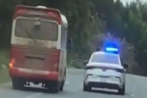 Tài xế xe khách chạy quá tốc độ, tông ô tô của cảnh sát