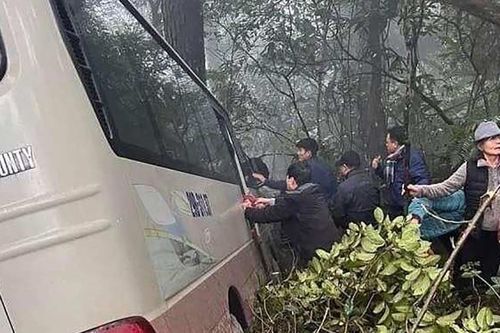 Xe khách chở gần 30 cán bộ hưu trí lao xuống vực ở Tam Đảo