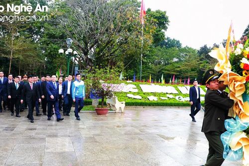 NA Chairman presents flowers and incense to commemorate President Ho Chi Minh at Kim Lien Special National Relic