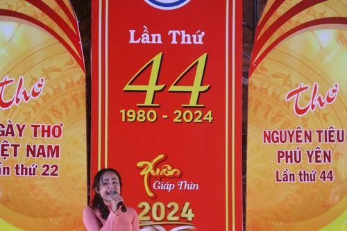 Tự hào, xúc động Đêm thơ Nguyên tiêu Phú Yên dưới chân Tháp Nhạn