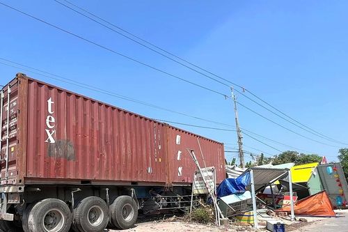 Tây Ninh: Xe container mất lái lao vào nhà dân khiến nhiều người hoảng loạn